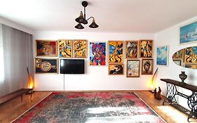 Live In An Art Gallery - Central Location